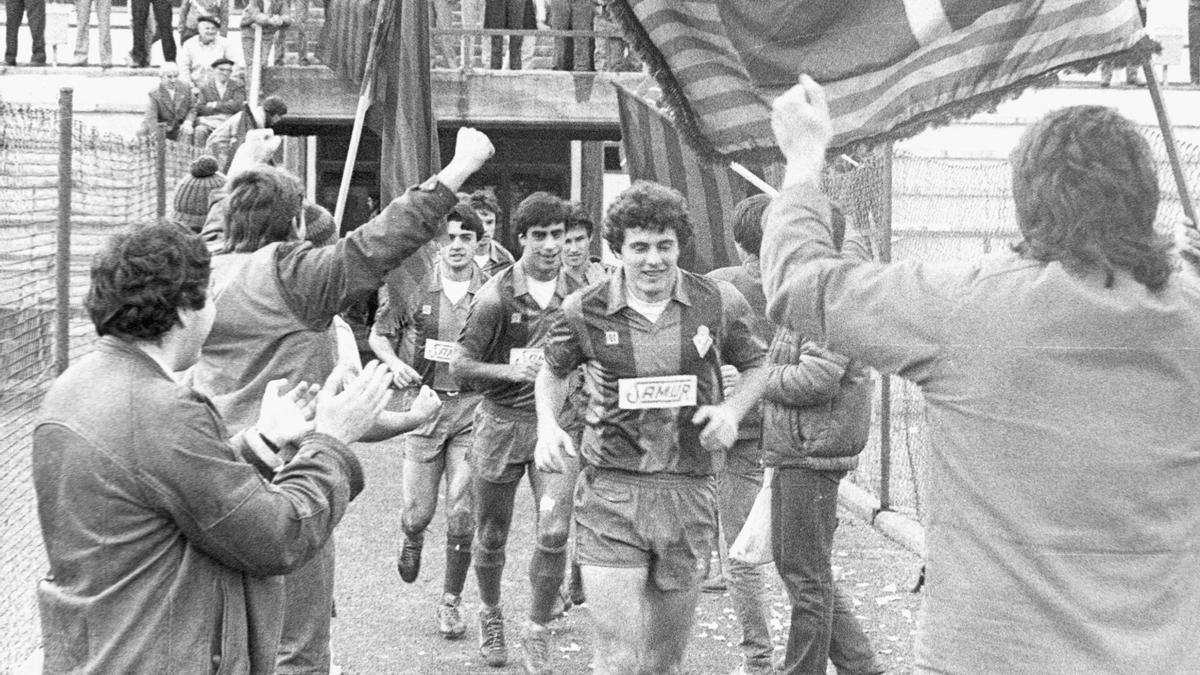 Miguel Fuentes sale con sus compañeros del Eibar del túnel de Ipurúa en un partido de aquella temporada 1986-87.