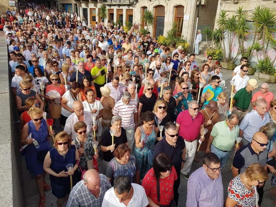 Miles de fieles acompañan a la imagen del nazareno en la tradicional procesión por el centro de la ciudad con principio y final en la Colegiata.