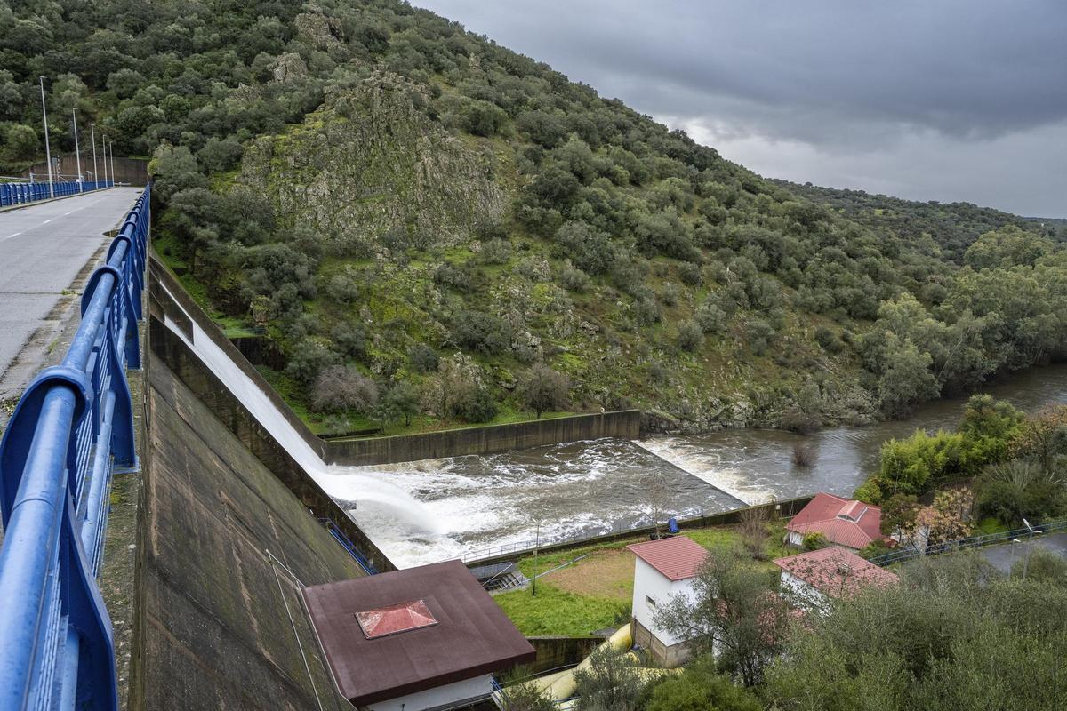 Desembalse en la presa de Villar del Rey.
