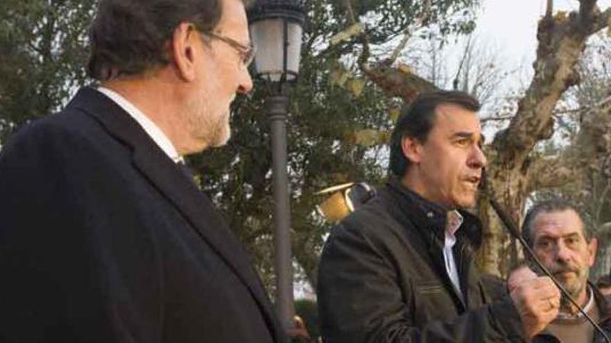 Mariano Rajoy escucha a Fernando Martínez Maíllo presentándolo. A la derecha, Juan Dúo.