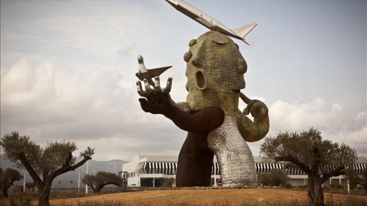 La estatua del aeropuerto de Castellón, inspirada en Carlos Fabra.