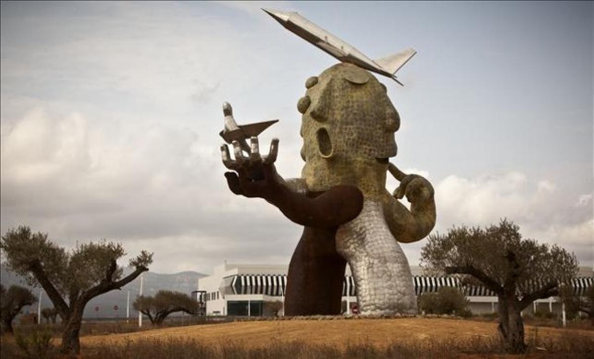 L’estàtua de l’aeroport de Castelló, inspirada en Carlos Fabra. L’estàtua de l’aeroport de Castelló, inspirada en Carlos Fabra.