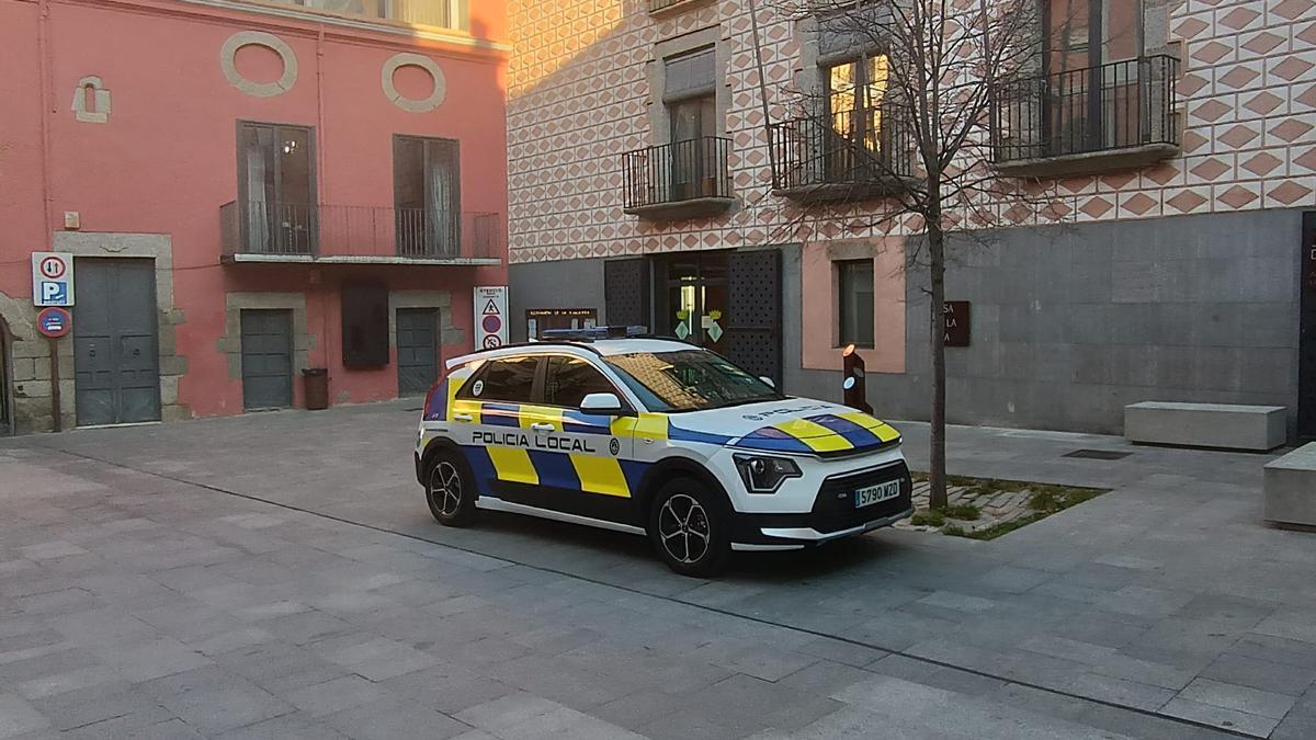 Un vehículo de la Policia Local de la Jonquera delante del Ayuntamiento