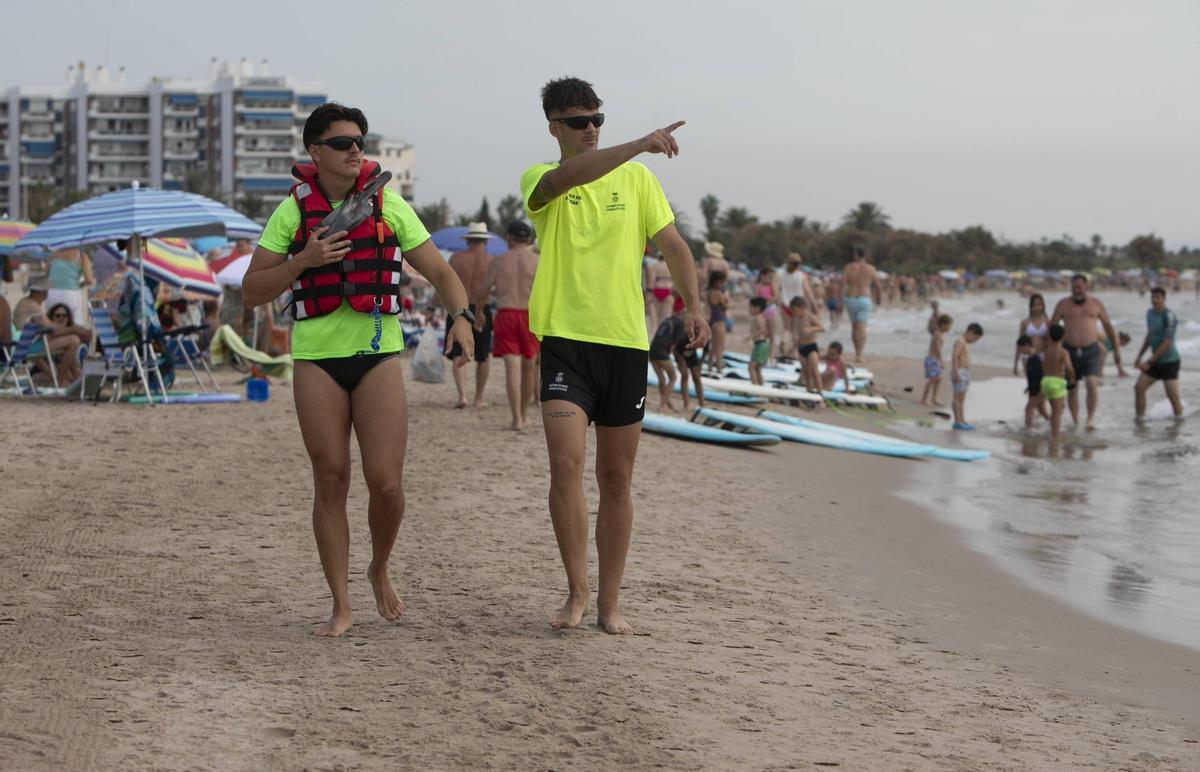 Socorristas en la playa del Port de Sagunt.