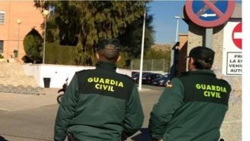 Dos agentes de la Guardia Civil, en una imagen de archivo.