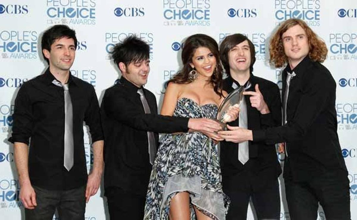 Selena Gómez posa con su banda The Scene, ganadores del galardón al artista revelación del año aunque todas las expectativas estaban puestas en el ídolo de las adolescentes, Justin Bibier, que se quedó sin premio.