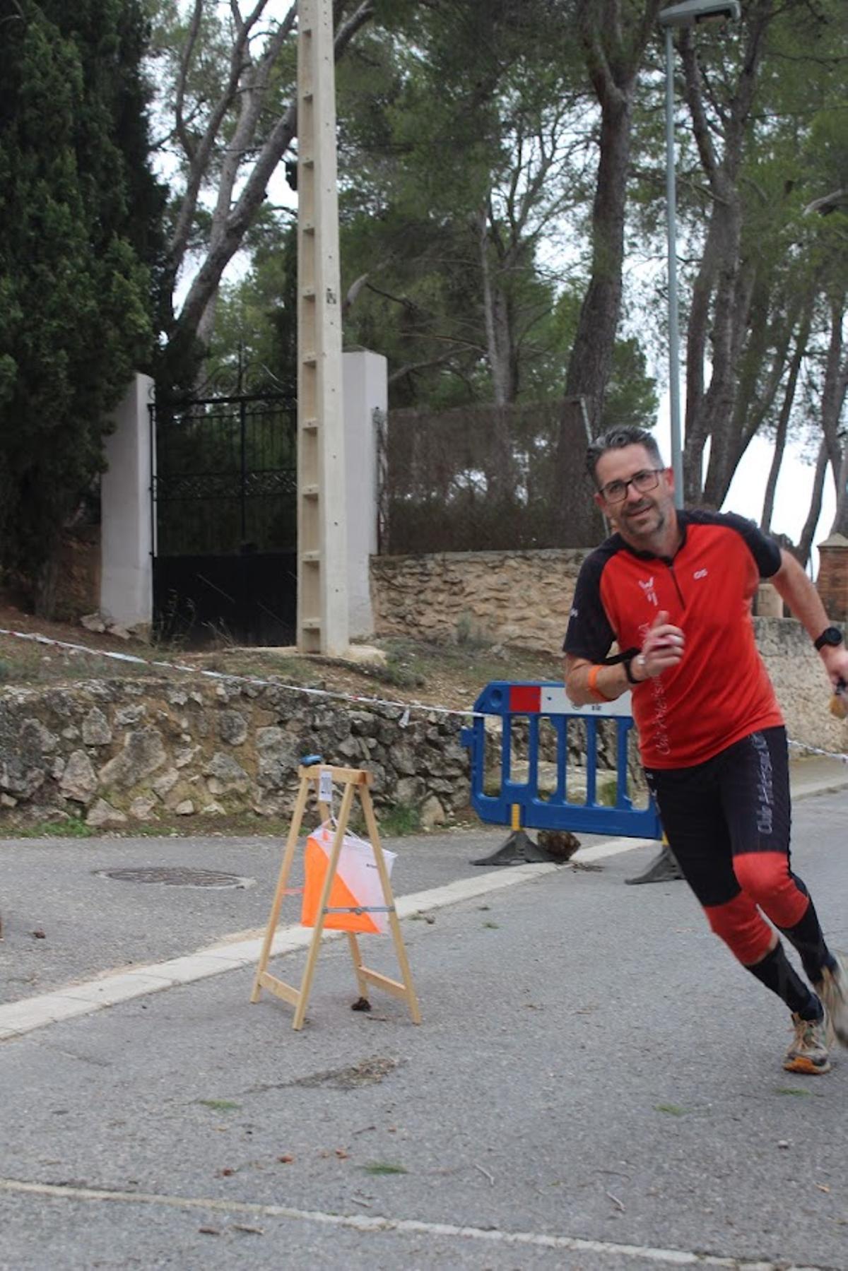 Un atleta del CAX Orientació de Xàtiva durante la prueba celebrada en Biar.