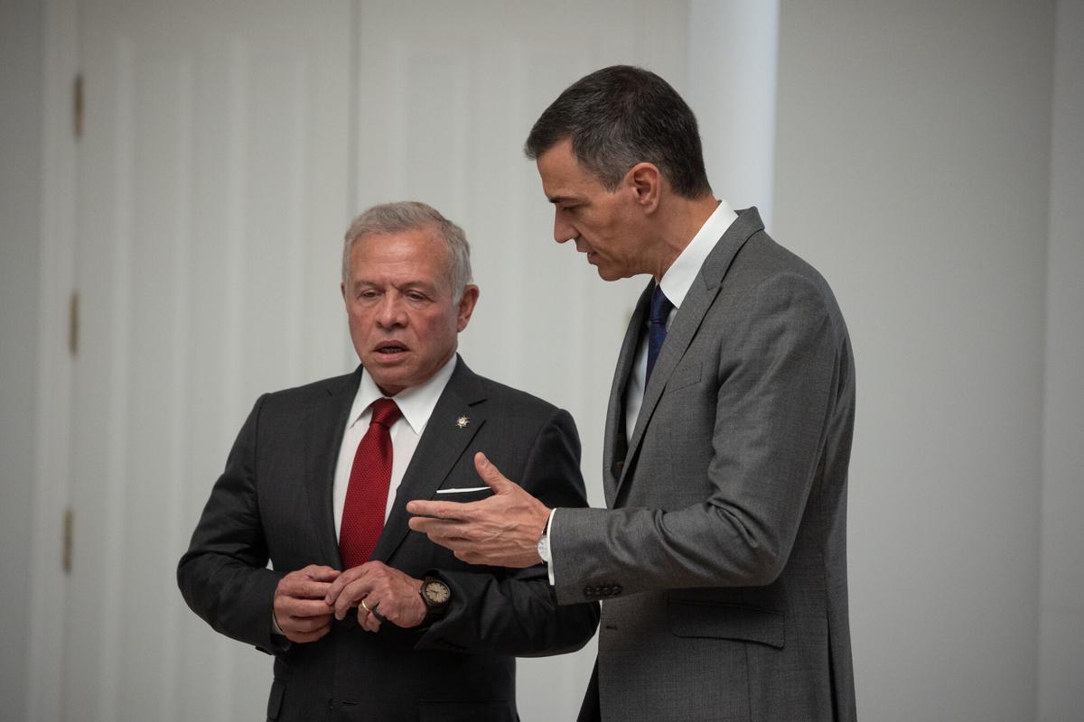 El Presidente del Gobierno, Pedro Sánchez, y el rey Abdalá II de Jordania, durante la firma de un acuerdo entre ambos países, en el Palacio de la Moncloa, a 5 de junio de 2025, en Madrid