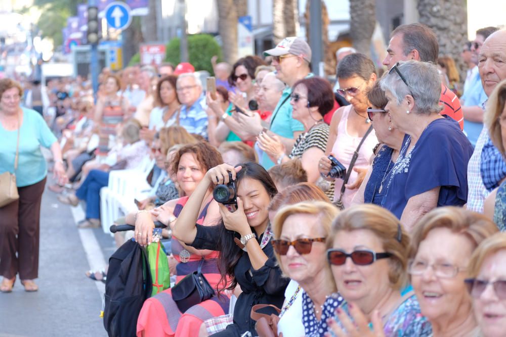 Los festeros aprovechan la Ofrenda para protestar contra la violencia de género con flores y lazos morados