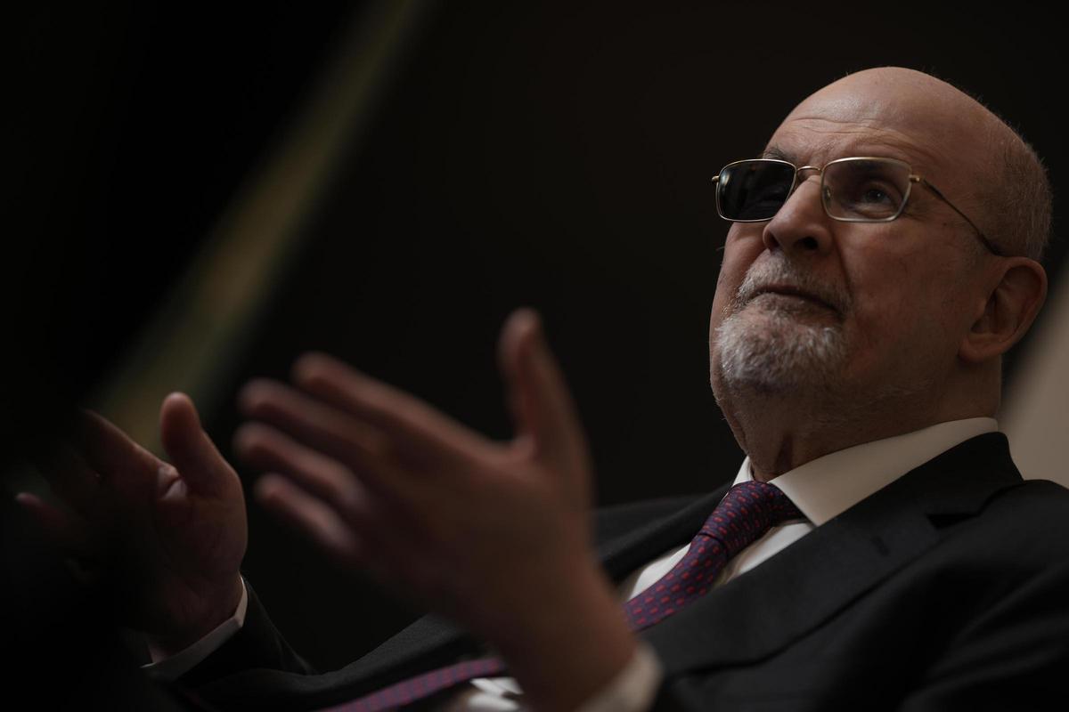 Salman Rushdie, durante la entrevista con El Periódico