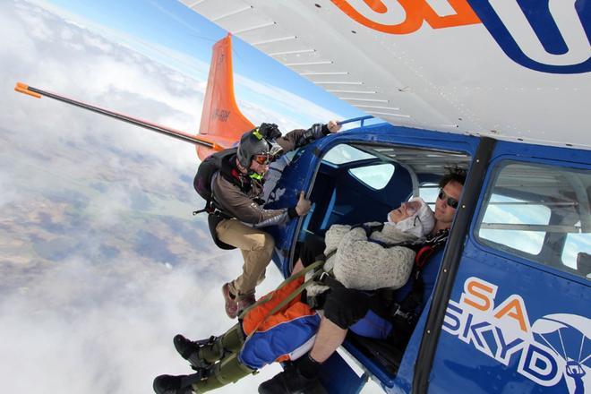 Este folleto, tomado el 9 de diciembre de 2018 y publicado por SA Skydiving, muestra a la bisabuela Irene OShea de 102 años de edad, comenzando su salto en tándem desde un avión sobre Wellington en Australia del Sur.