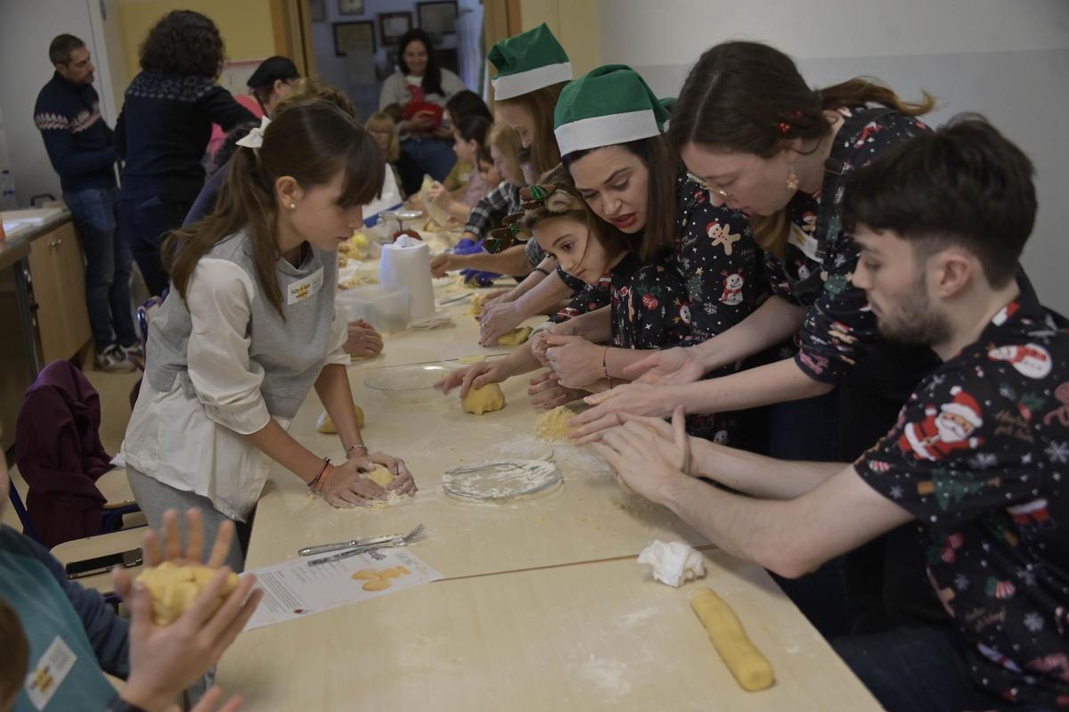 Taller de dulces navideños en el Museo Escolar de Puçol