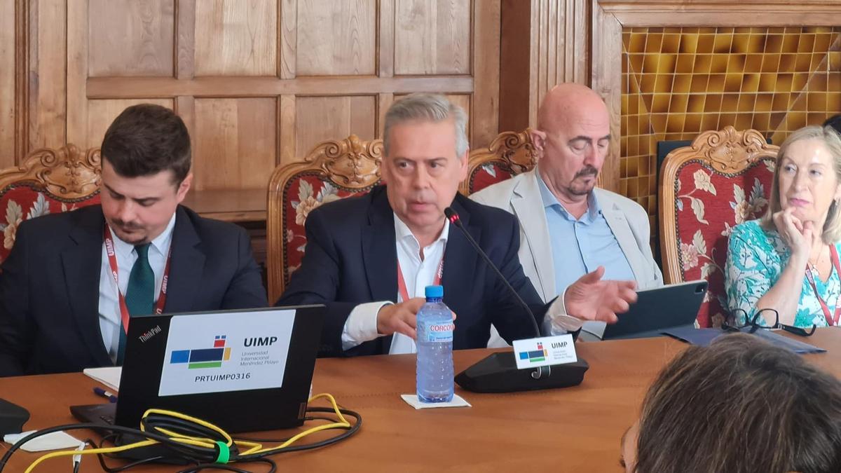 El conselleiro de Sanidade, durante su intervención en unas jornadas en Santander.