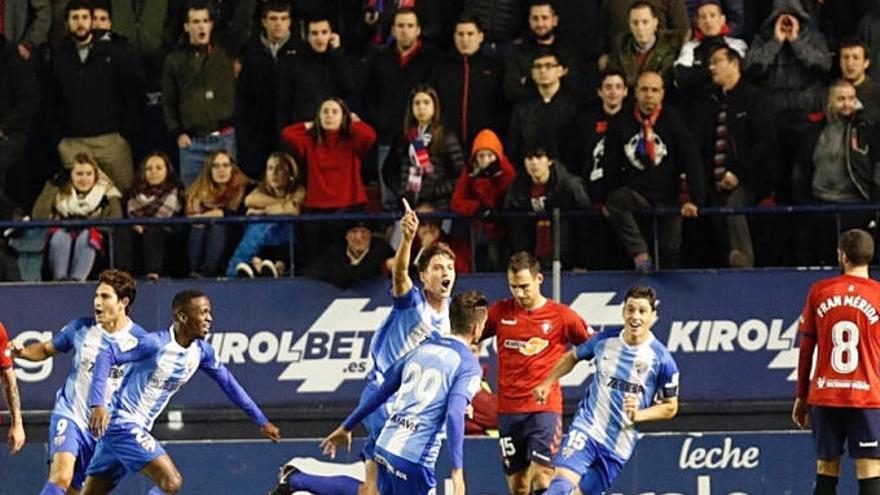 El Málaga CF celebra el gol de Pau Torres en El Sadar, en el partido de la primera vuelta.