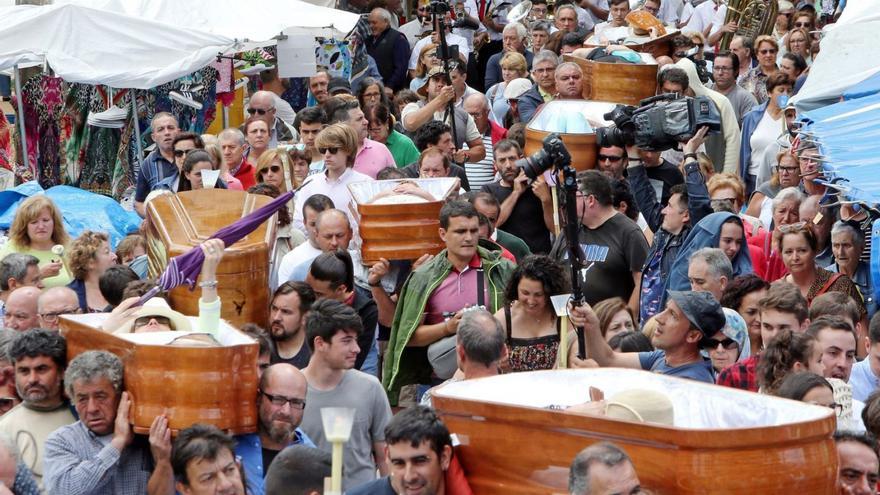 Última procesión de “cadaleitos” en Santa Marta de Ribarteme, en As Neves, en 2019.  // MARTA G. BREA