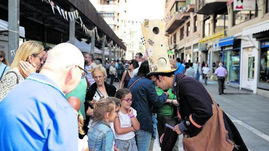 El público disfruta de una de las actividades culturales y de animación parelelas de la Feria. | Emilio Fraile