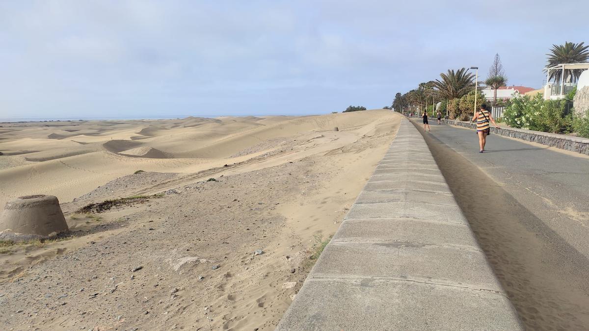 Estado en que se encuentra ahora el Paseo Costa Canaria, más despejado de arena.