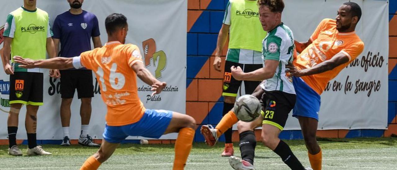 Lance del juego en el partido entre el San Mateo y el Antequera. | | JOSÉ CARLOS GUERRA