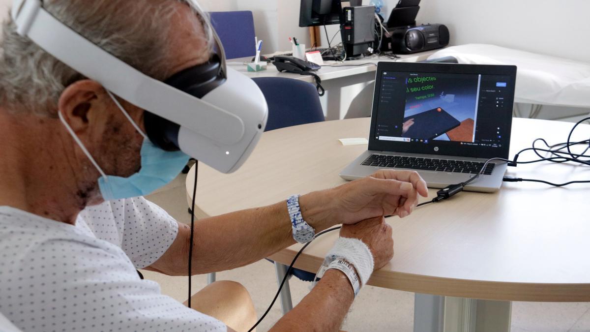 Un pacient amb ictus ingressat al Trueta fa rehabilitació amb realitat virtual immersiva.