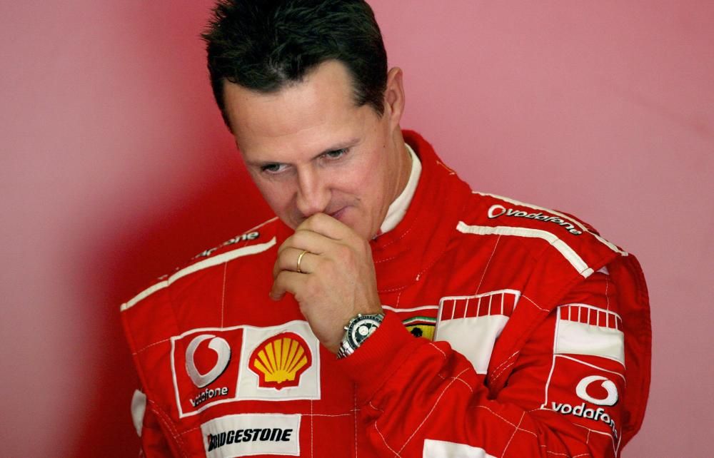 Michael Schumacher, siete veces campeón del mundo de Fórmula Uno, reflexiona durante una sesión de entrenamiento