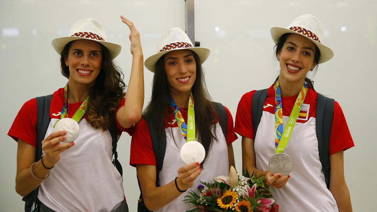 Lourdes Mohedano, la primera por la izquierda, junto a sus compañeras de equipo con la plata de Río 2016.