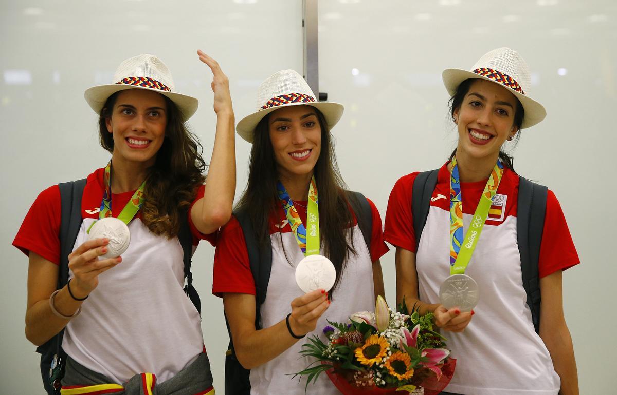 Lourdes Mohedano, la primera por la izquierda, junto a sus compañeras de equipo con la plata de Río 2016.