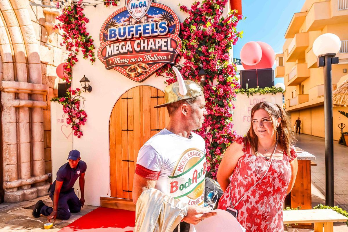 Heiraten am Ballermann: Ein Blick in Lorenz Büffels „Mega Chapel“ direkt am Megapark
