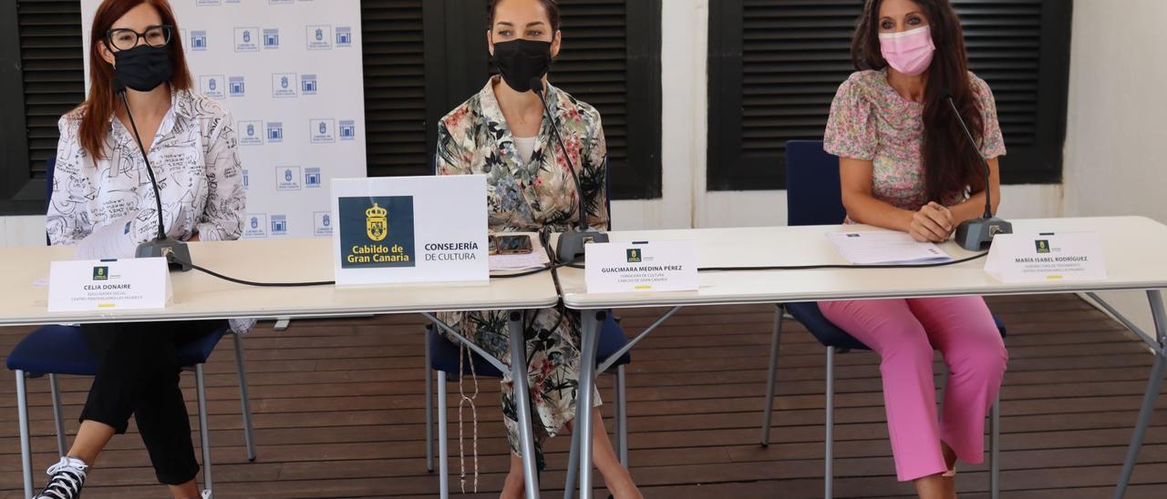 De izquierda a derecha: Celia Donaire, Guacimara Medina y María Isabel Rodríguez, en la Biblioteca Insular.