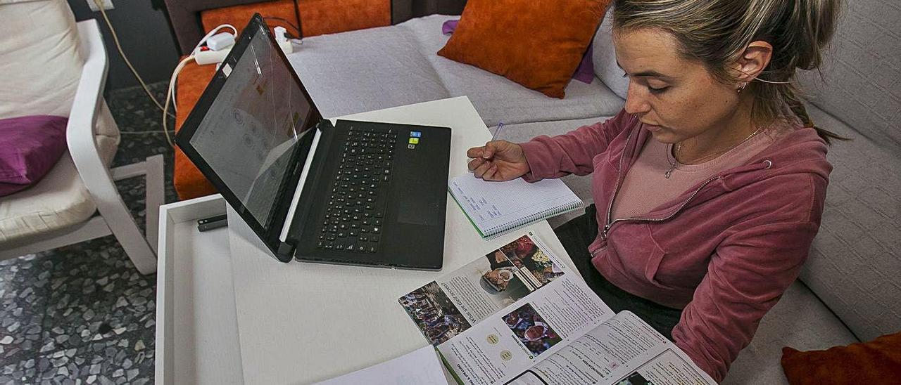 Una estudiante aprende inglés online desde su casa.  |