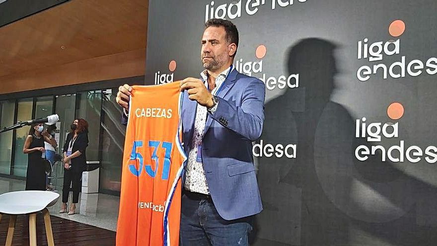 Carlos Cabezas, homenajeado por su retirada del baloncesto junto a Felipe Reyes