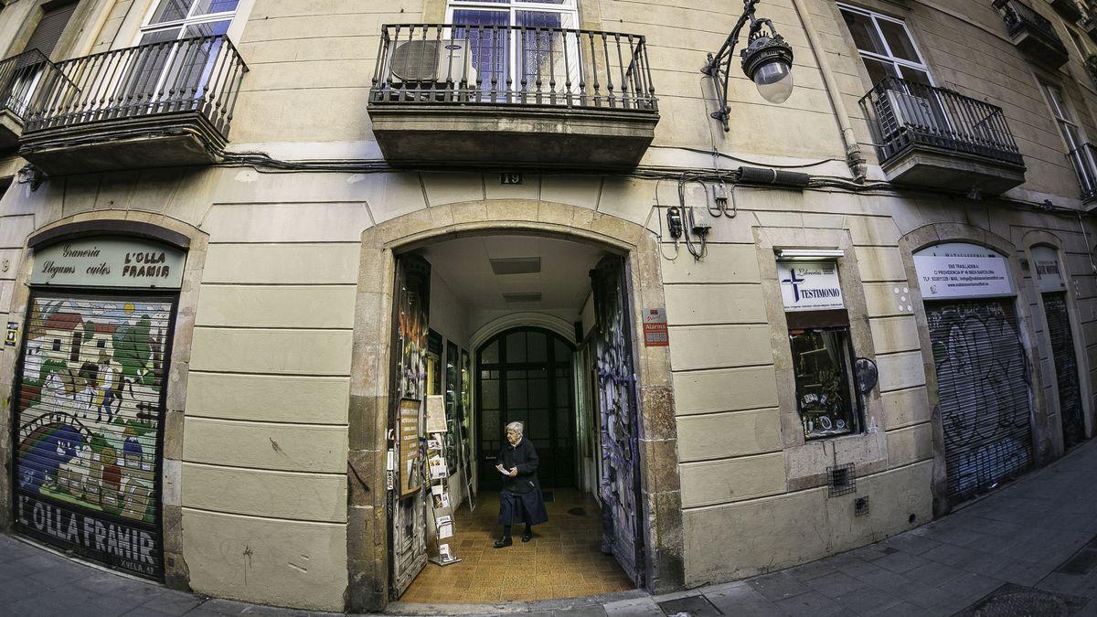 El portal del edificio amenazado con orden de desahucio, en la calle de Xuclà, 19.