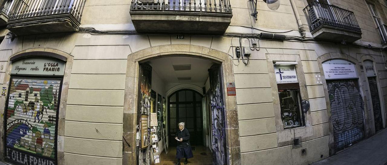 El portal del edificio amenazado con orden de desahucio, en la calle de Xuclà, 19.