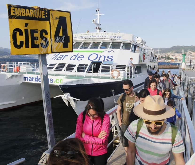 Viajeros embarcan con destino Cíes // Alba Villar