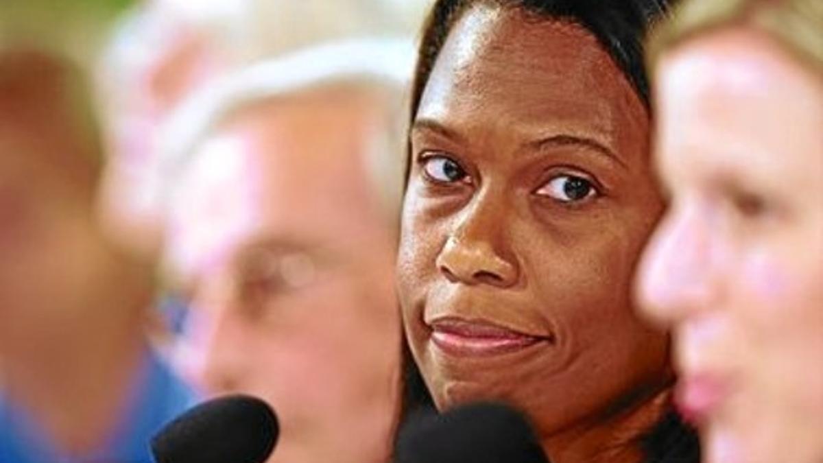 Marlene Dortch Owens, nieta de Jesse Owens, y Kai Long (al lado), hijo de Long, ayer en Berlín.