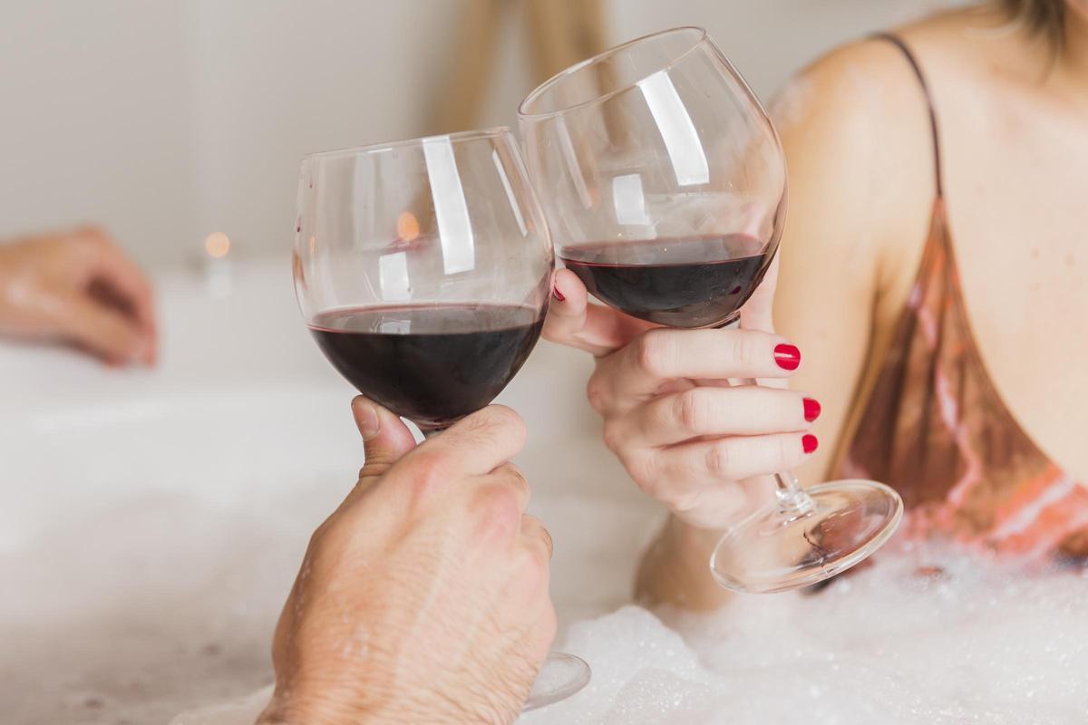 Las experiencias de vinoterapia utilizan las propiedades antioxidantes de la uva y el vino para fortalecer la piel