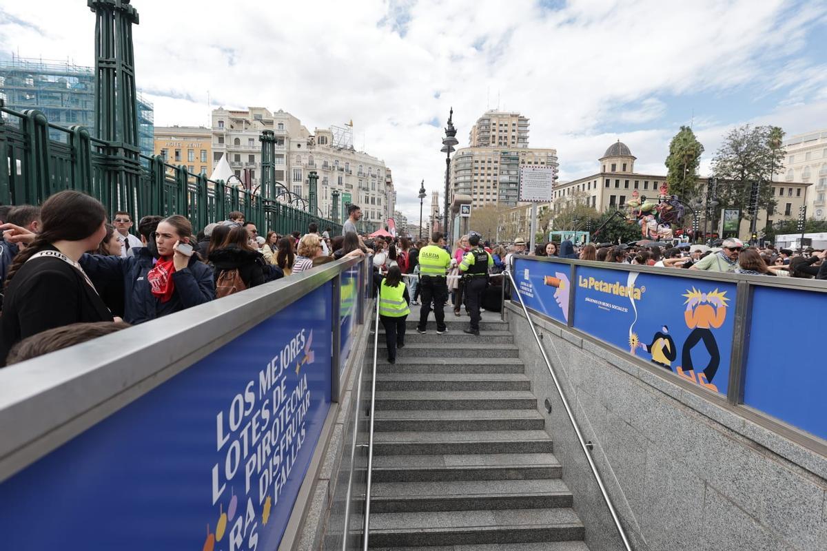 La entrada al metro de Xàtiva durante la mascletà