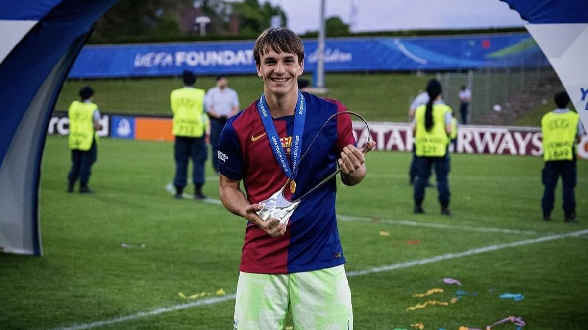 Dani Ferrer, amb la copa de campió de la Youth League 2025