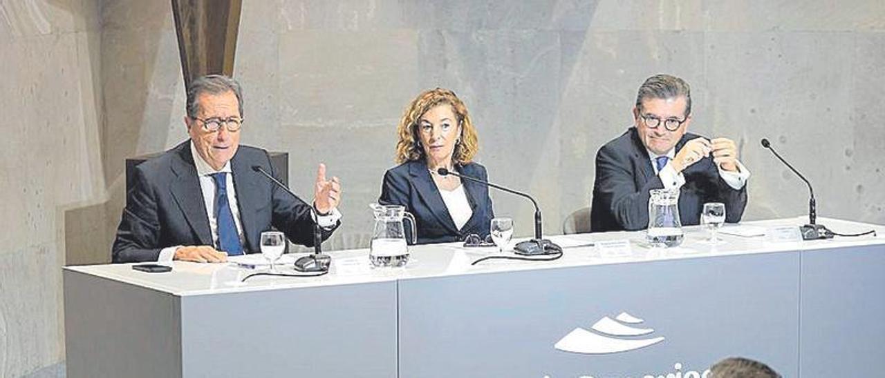 Antonio Vila, Margarita Ramos y Juan Ramón Fuertes durante el acto.