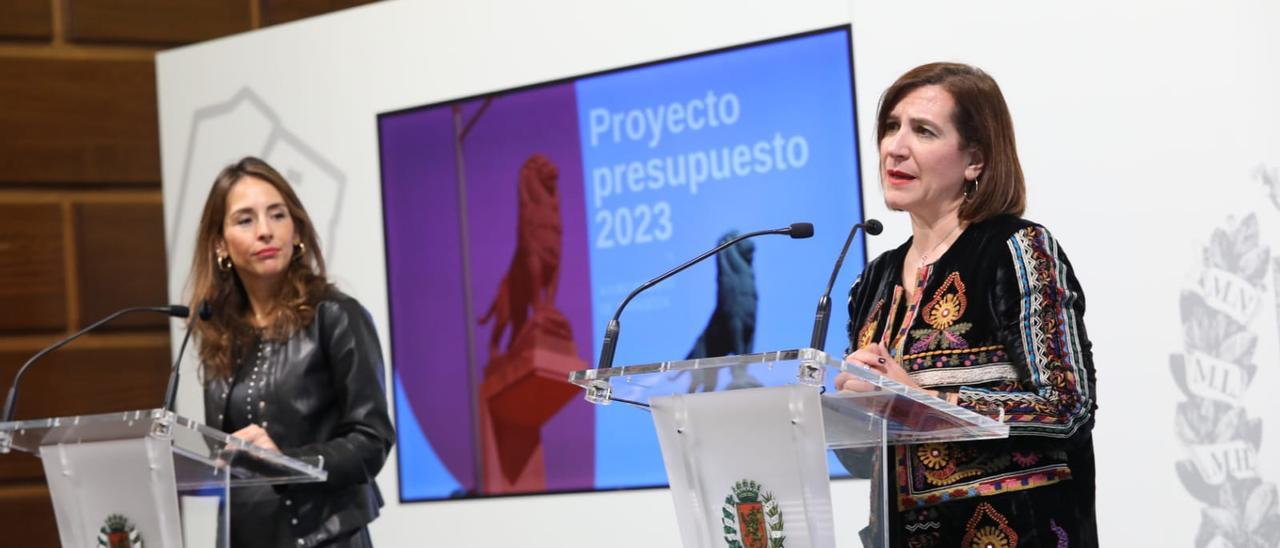 La concejala de Hacienda, María Navarro, y la vicealcaldesa, Sara Fernández, este miércoles en la presentación de los presupuestos.