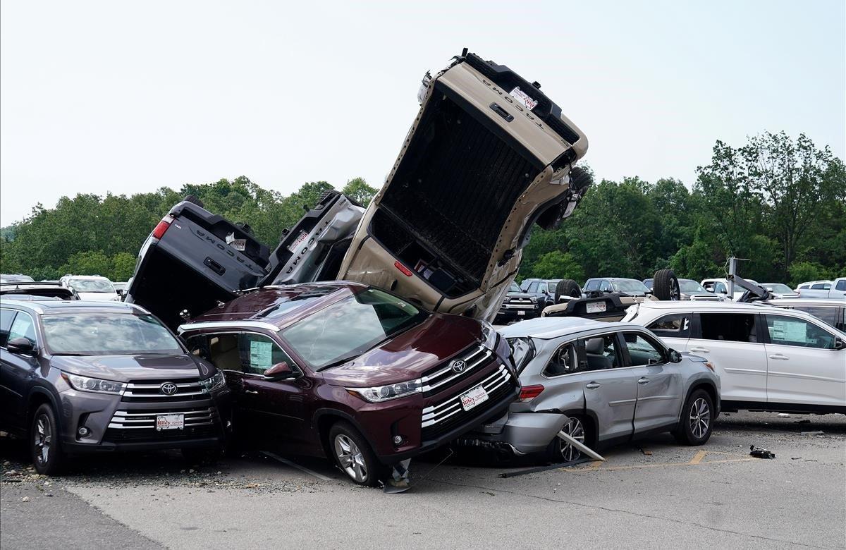 Un tonado ha destrozado los vehículos en un concesionario de Toyota en Jefferson City, Missouri.