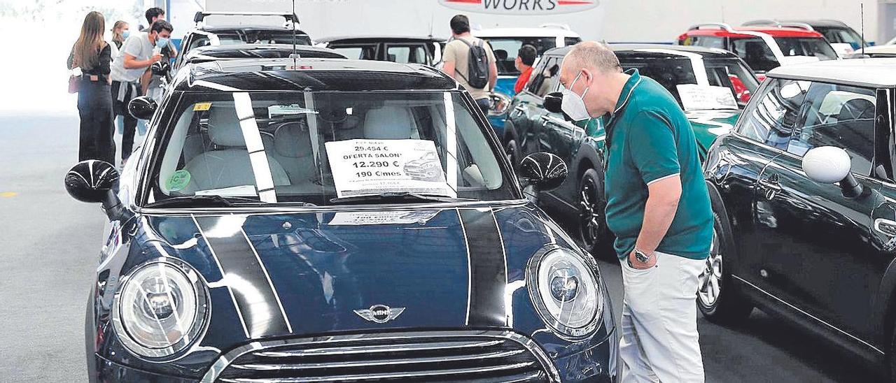 Un posible comprador ojea un coche rebajado en una edición del Motor Ocasión Vigo.