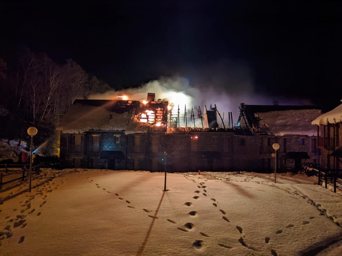 Un incendio calcina cuatro apartamentos en Tramacastilla de Tena