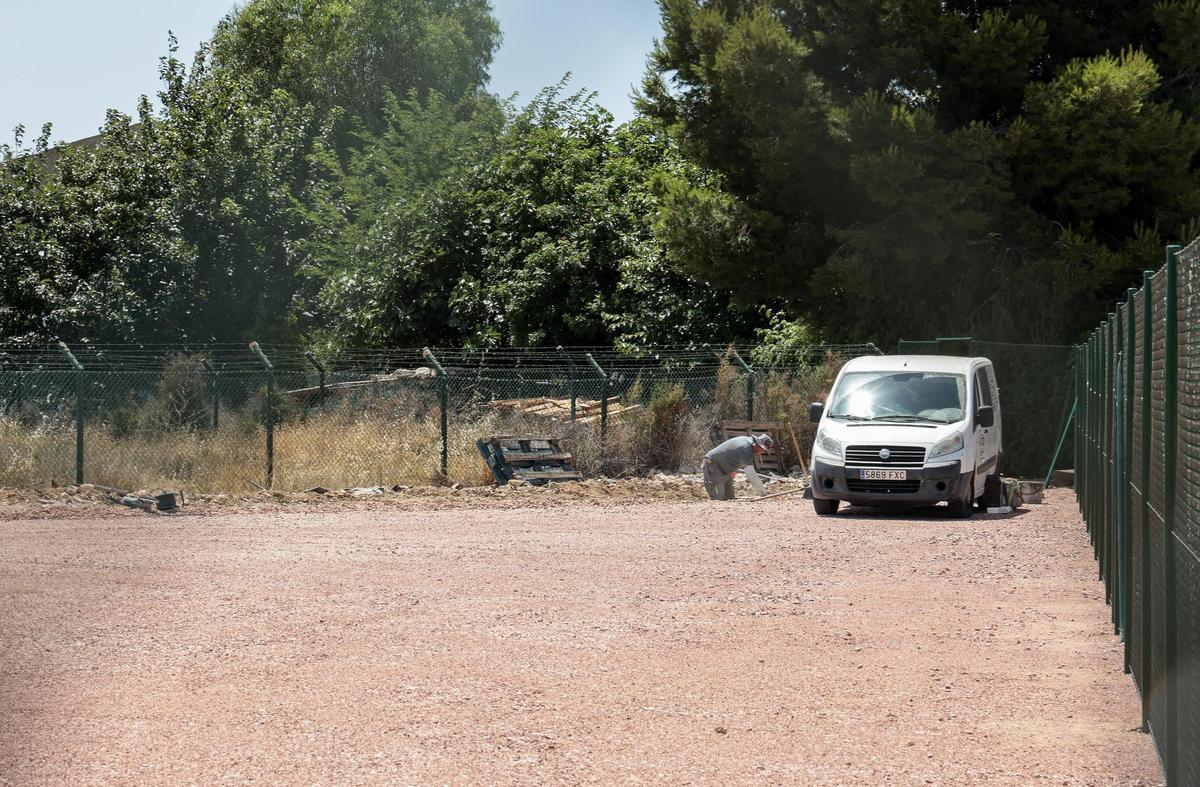 Trabajos que este lunes se realizaban en el interior del solar vallado para albergar una campa en Torrellano