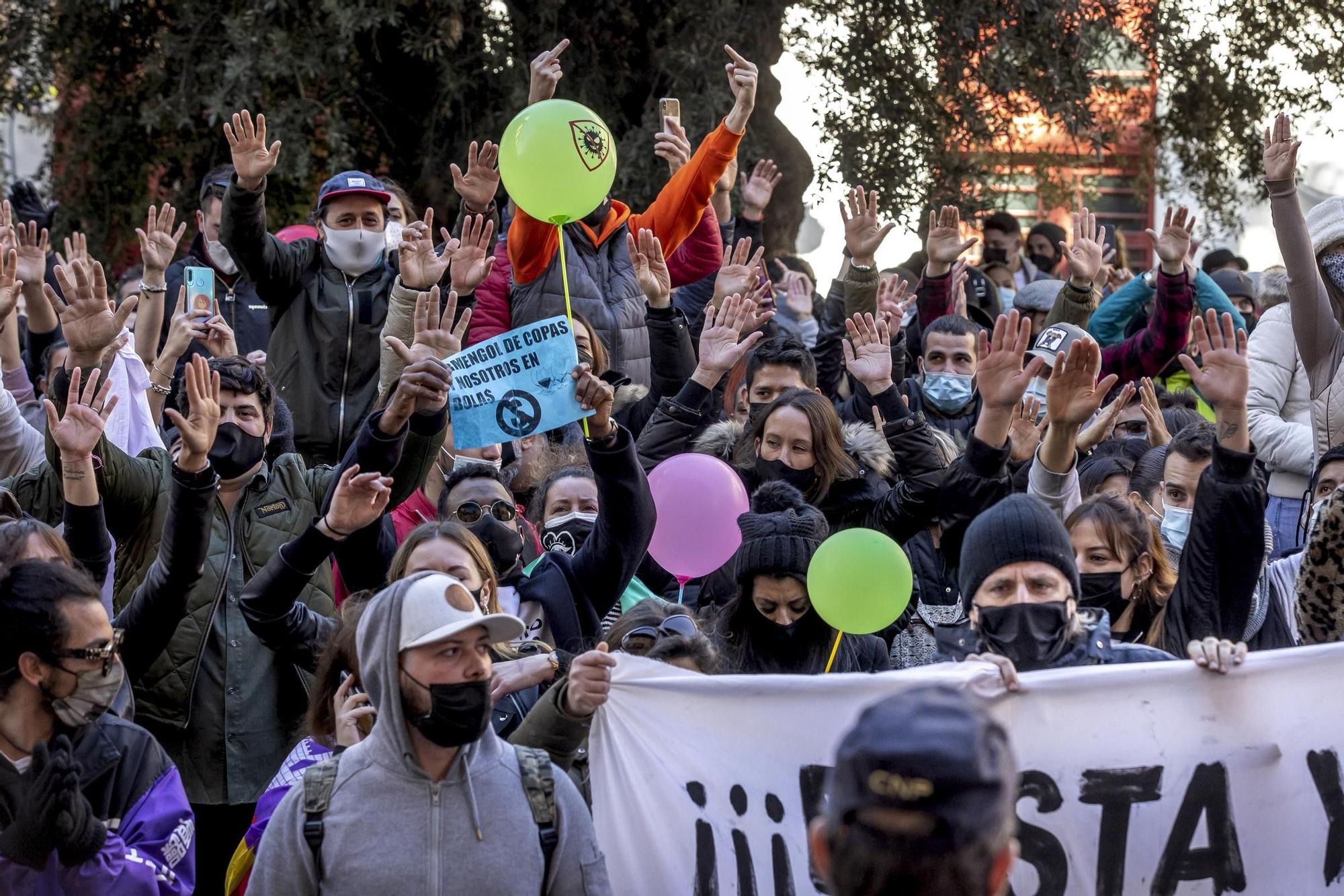 Un millar de restauradores cortan las Avenidas en su protesta ilegal por las restricciones