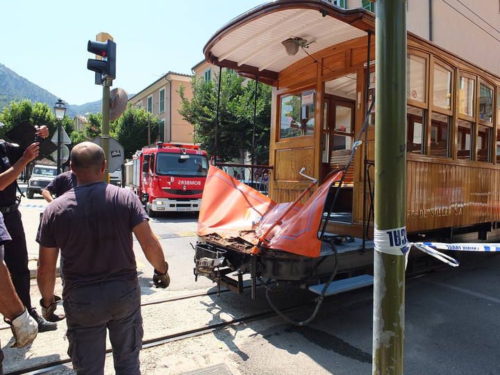 Sóller-Straßenbahn stößt mit Auto zusammen