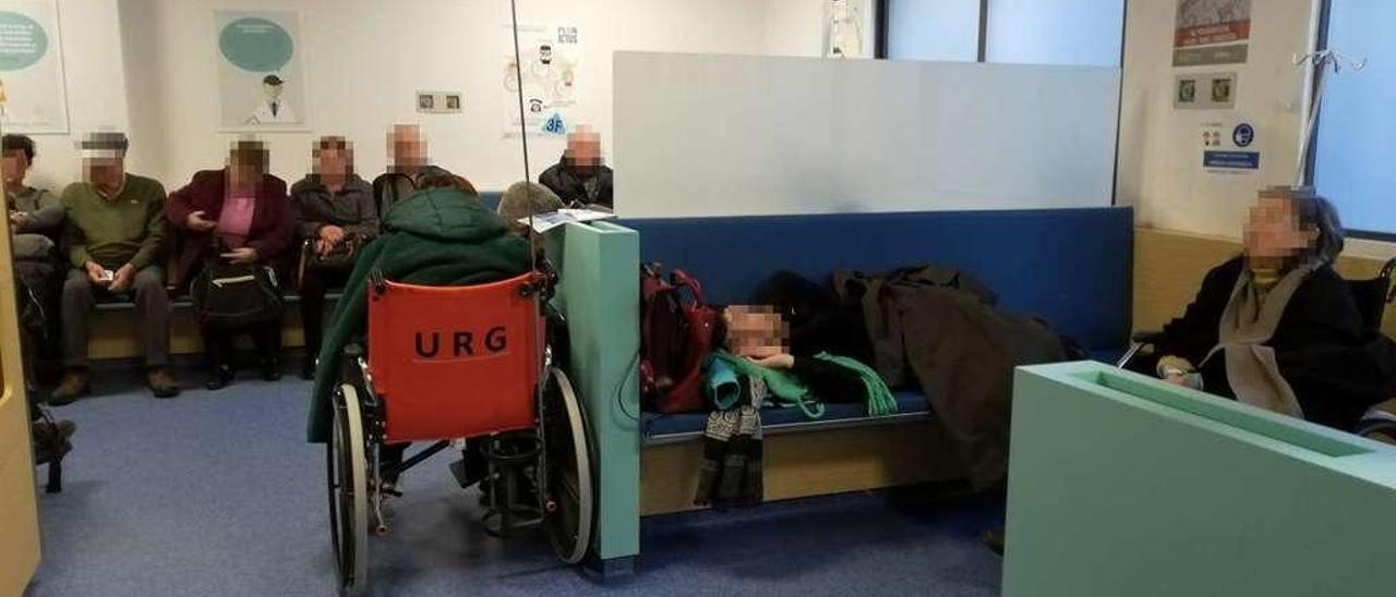 Pacientes aguardando ayer en la sala de espera de Urgencias del Hospital Montecelo. // FdV