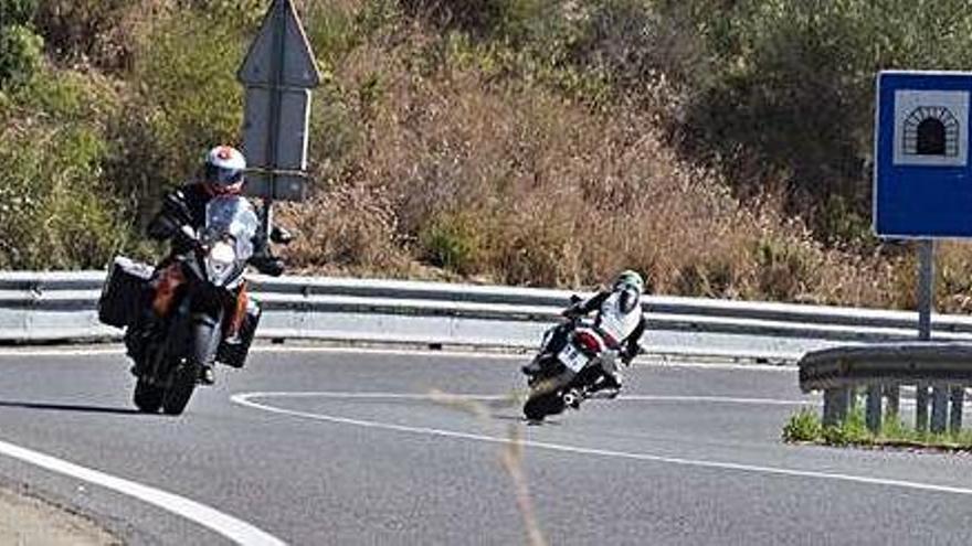 Dues motos en una de les carreteres de les comarques de Girona.