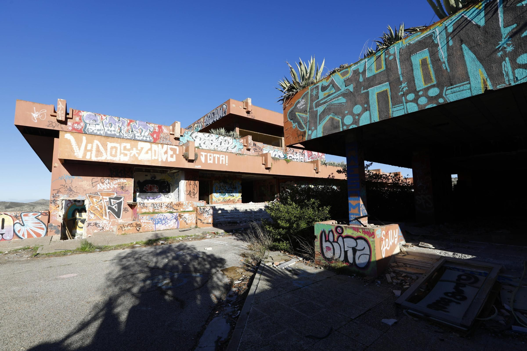Así se encuentra el abandonado casino Montesblancos, en Alfajarín