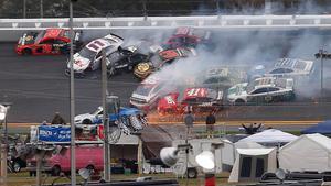 Espectacular choque durante la serie NASCAR Cup de Monster Energy en el Daytona International Speedway en Daytona Beach.