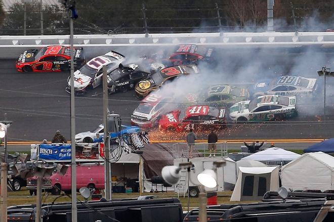 Espectacular choque durante la serie NASCAR Cup de Monster Energy en el Daytona International Speedway en Daytona Beach.